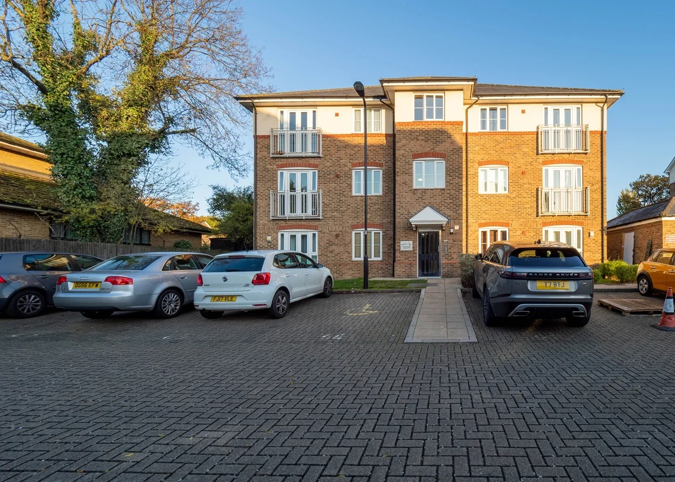 Flat Periwood Crescent in Greater London