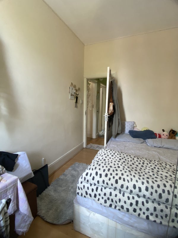 Room Whitehorse Road in Greater London