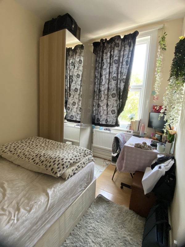 Room Whitehorse Road in Greater London