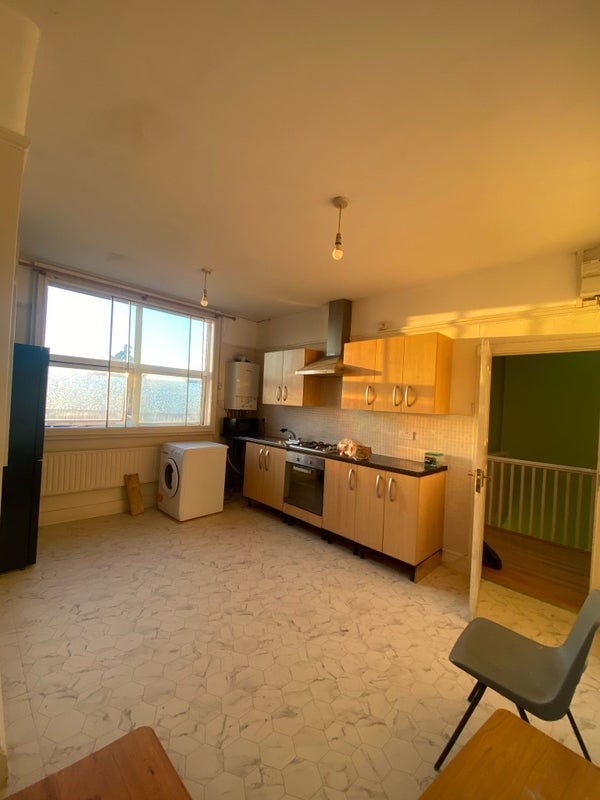 Room Whitehorse Road in Greater London