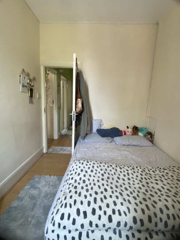 Room Whitehorse Road in Greater London