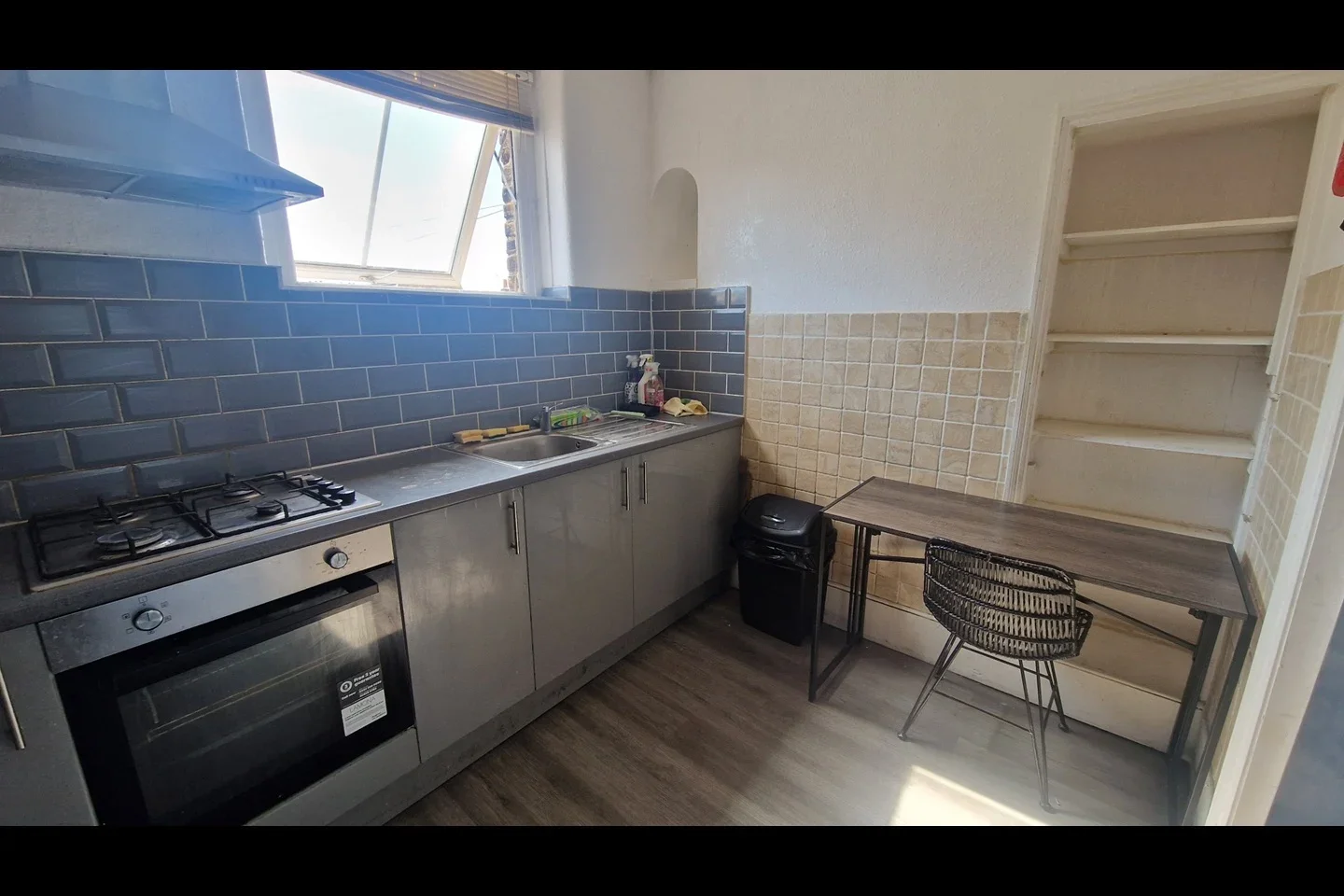Room Askew Road in Greater London
