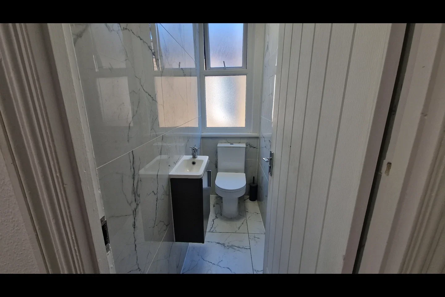 Room Askew Road in Greater London