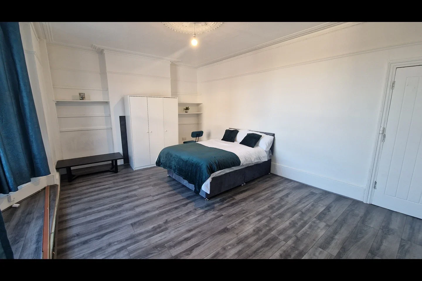 Room Askew Road in Greater London