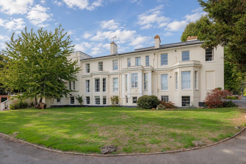 Flat Cudnall Street in Cheltenham