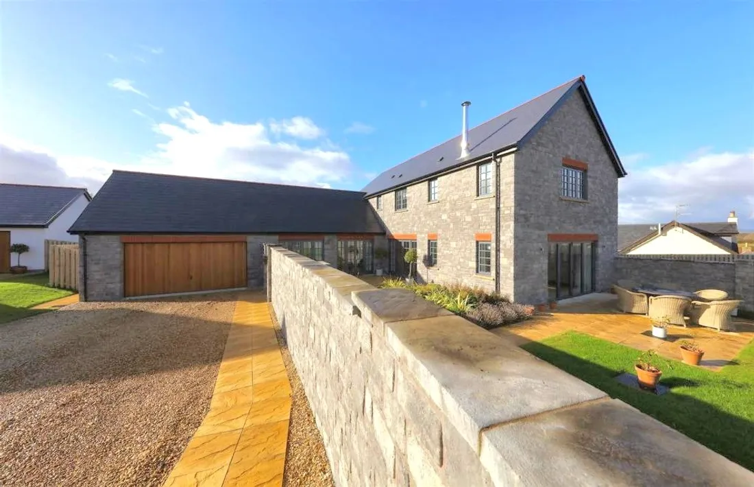 House The Barns in St Brides Major