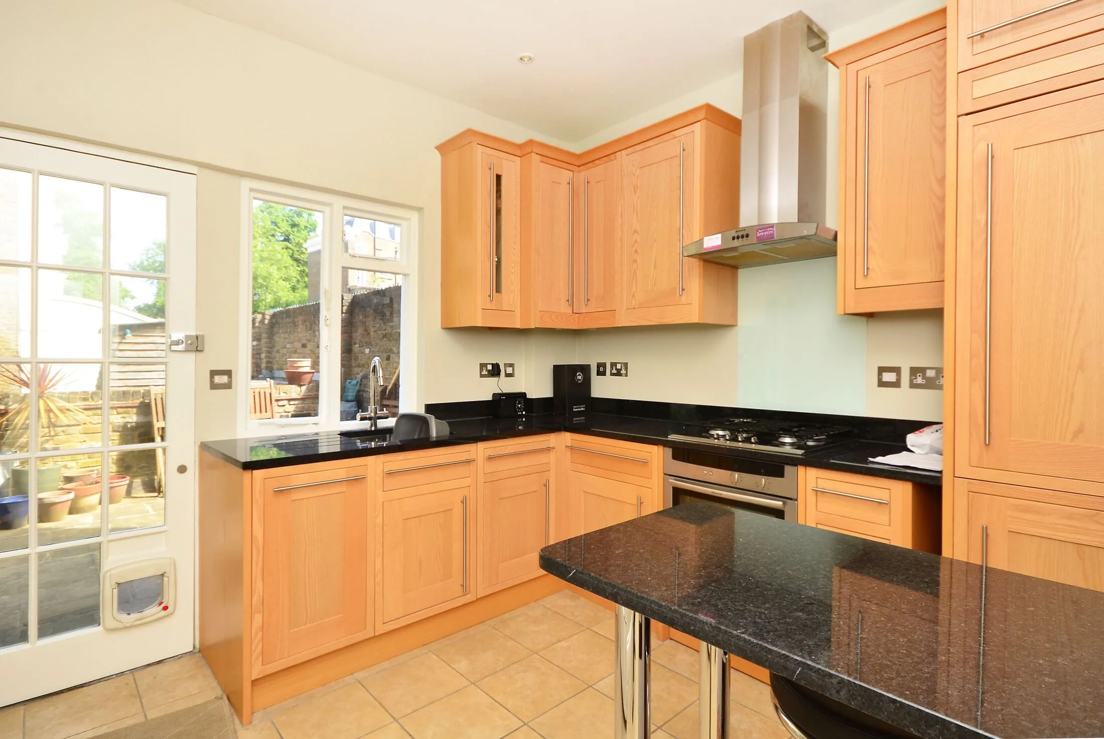 Flat Richmond Avenue in Greater London