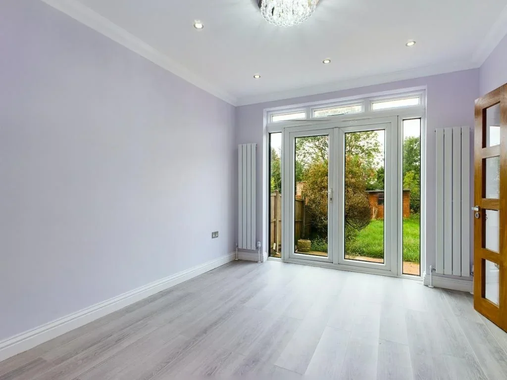 House Eastcote Avenue in Greater London