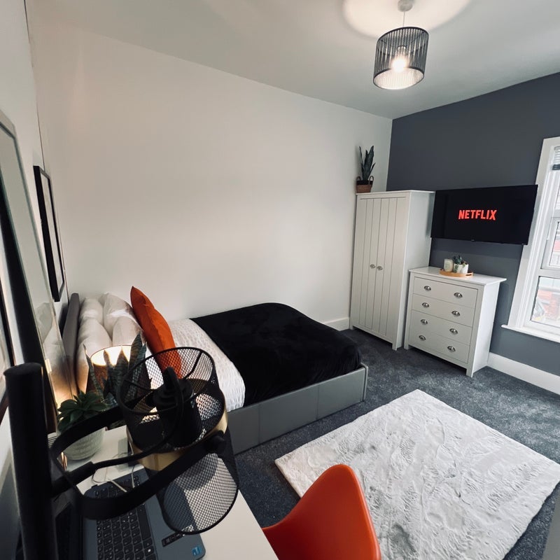 Room Back Bury Road in Bolton
