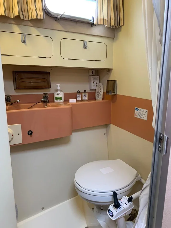 Room Harbour Avenue in Greater London