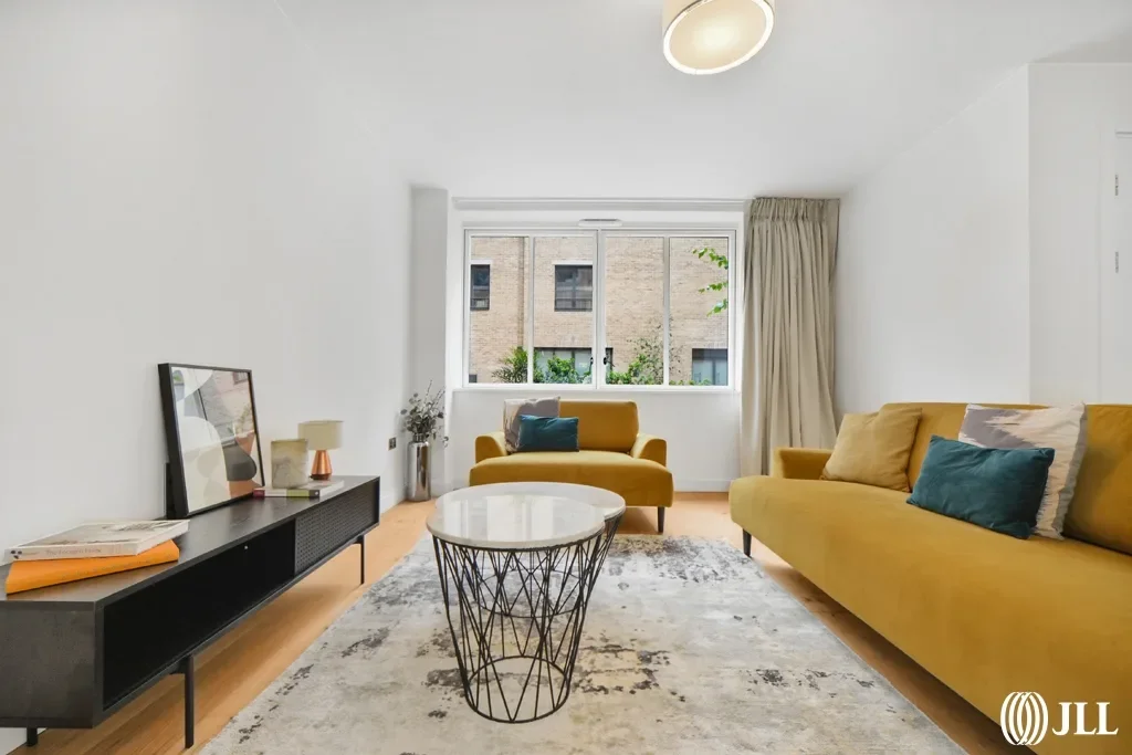 Flat Botanical Mews in Greater London