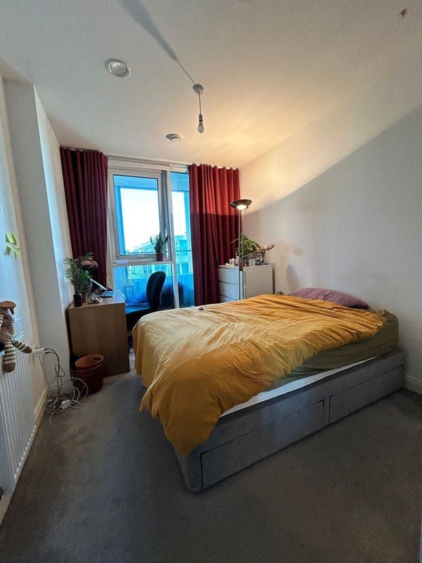 Flat Queenstown Road in Greater London