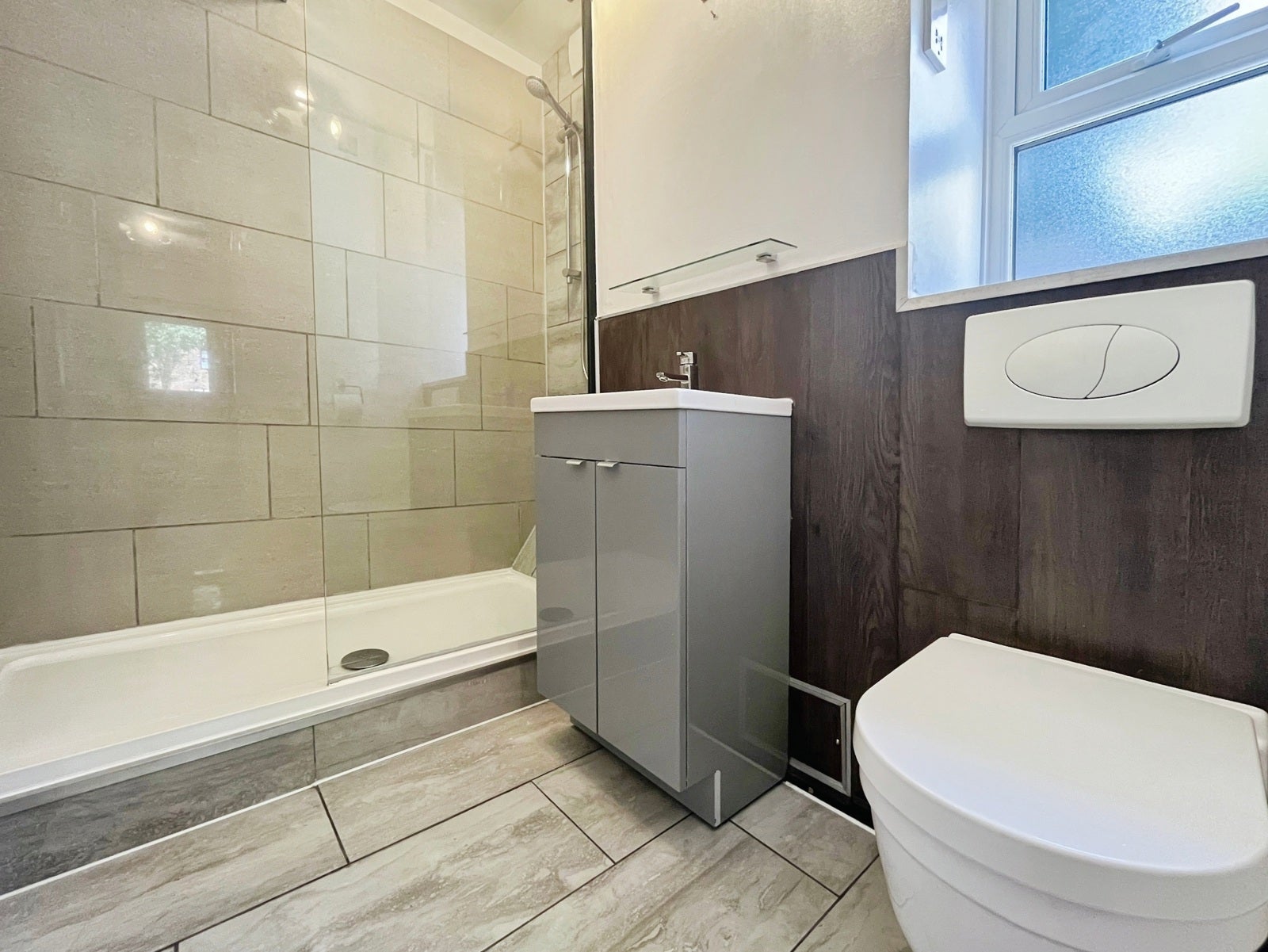 Flat Pursewardens Close in Greater London
