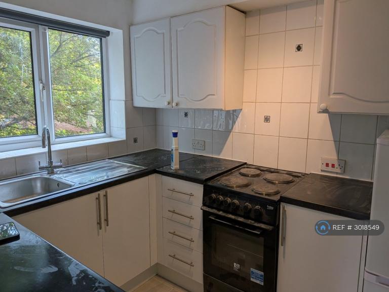 Flat Bowers Walk in Greater London