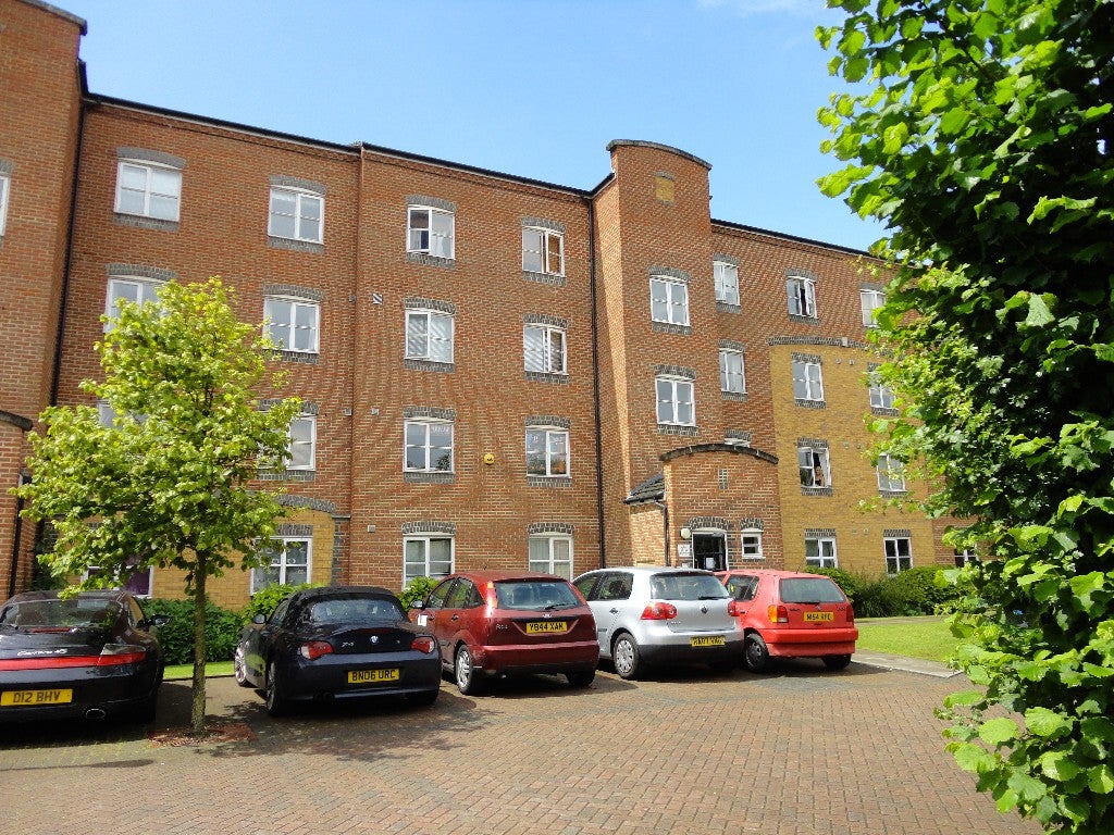 Flat Gibbins Road in Greater London