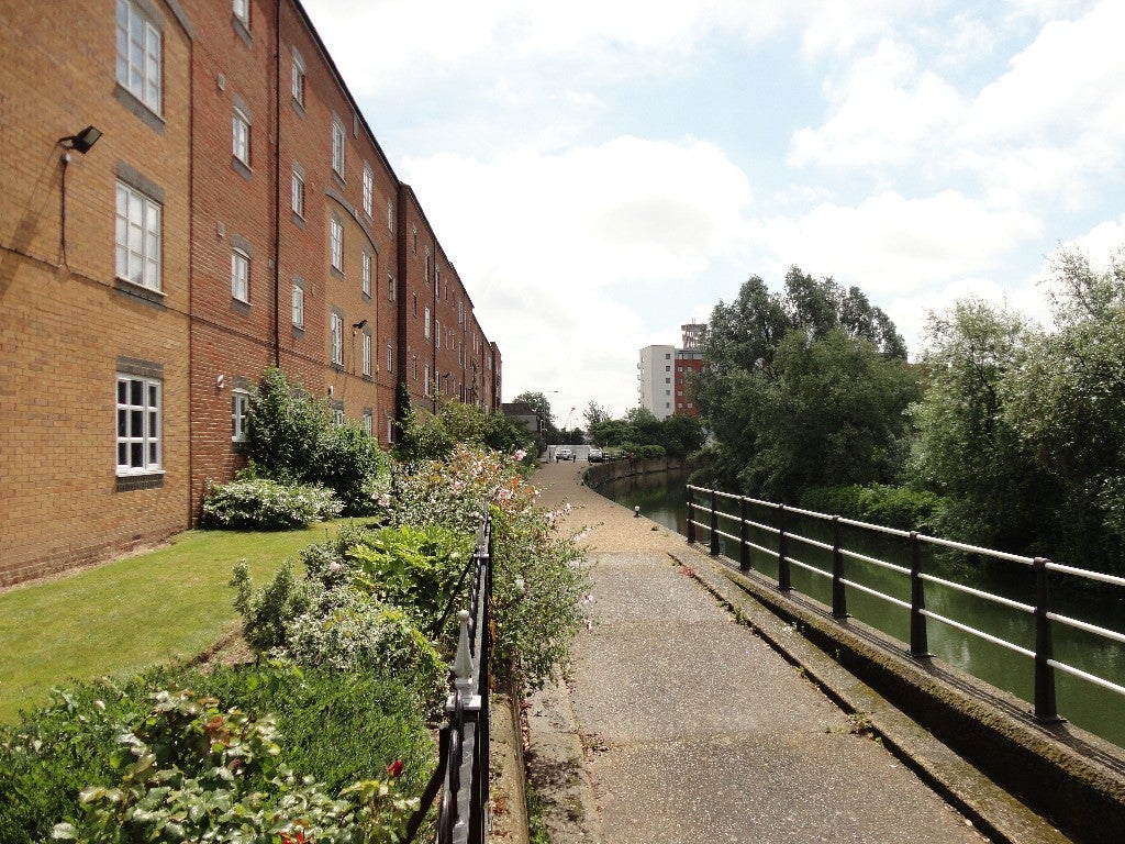 Flat Gibbins Road in Greater London