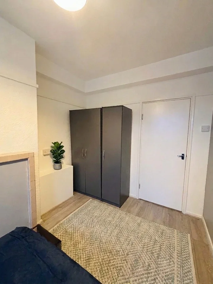 Room Camberwell Road in Greater London