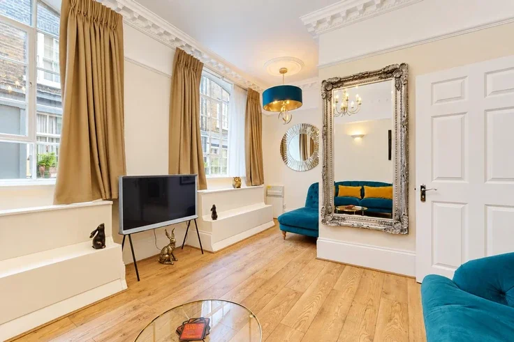 Flat East Passage in City of London