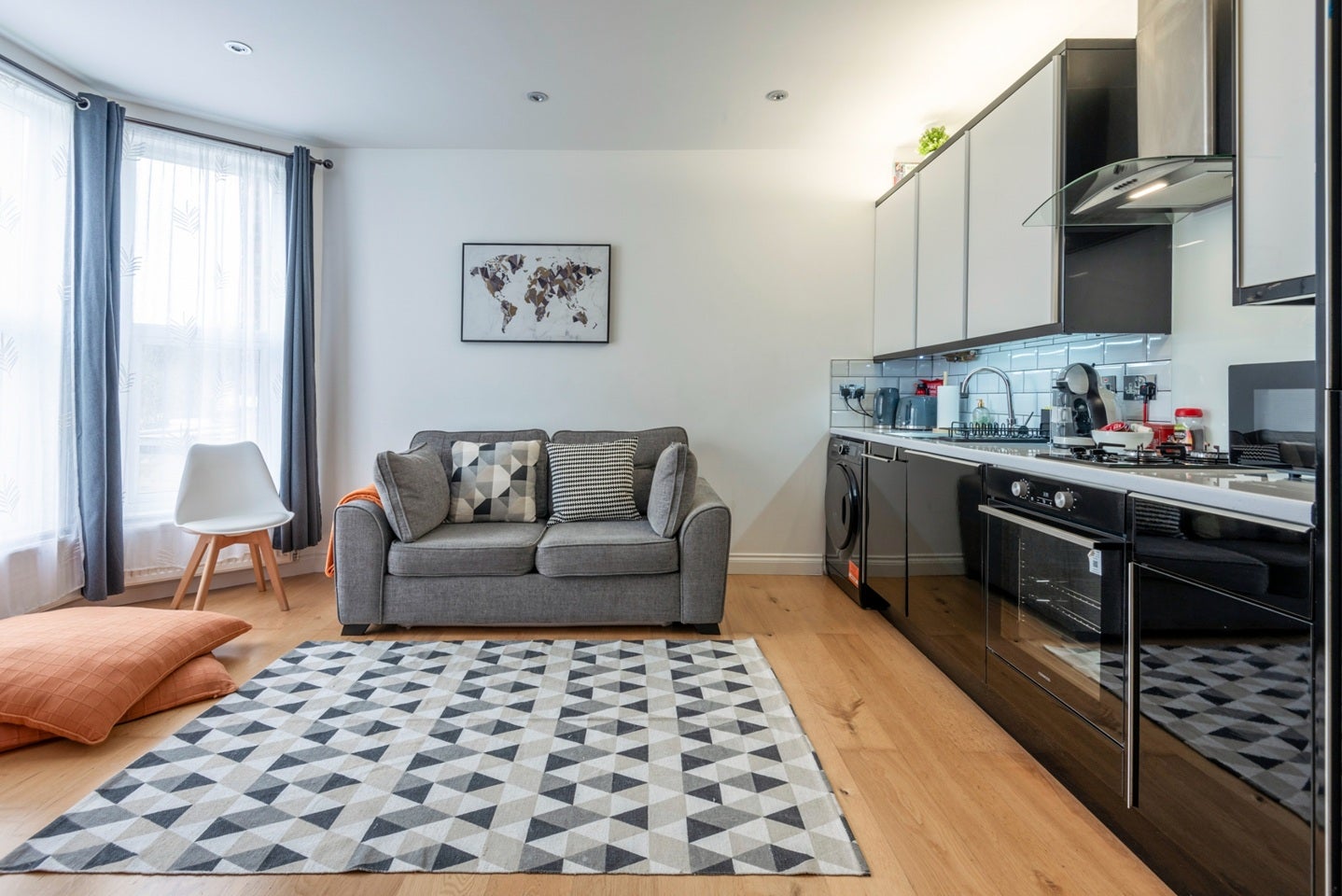 Flat Woodside Road in Greater London