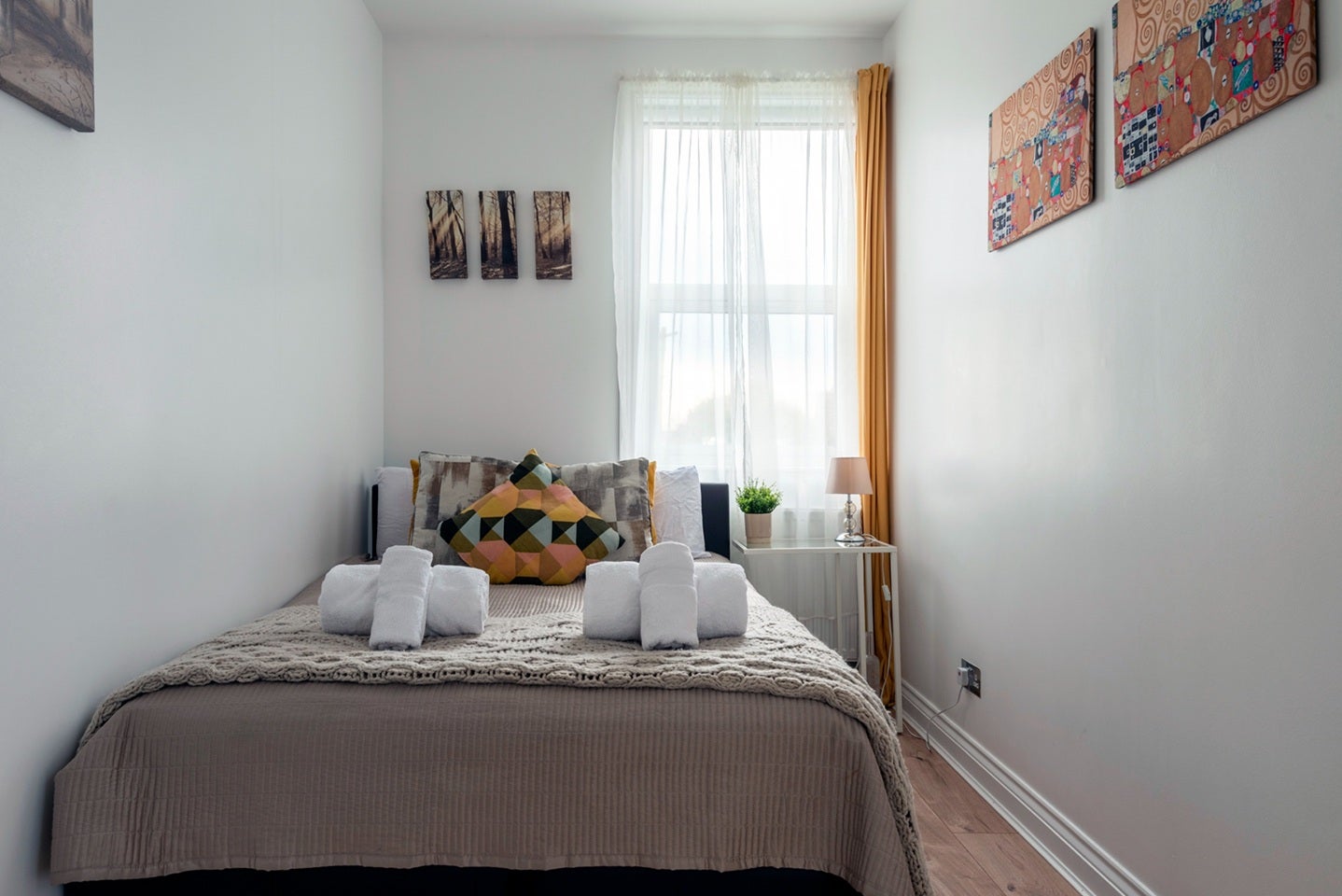 Flat Woodside Road in Greater London