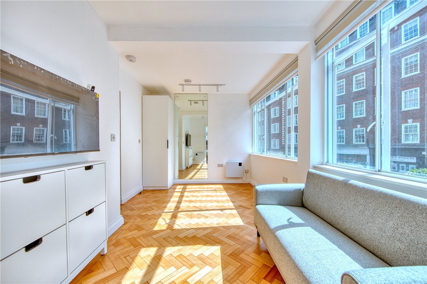 Flat Kensington Church Street in Greater London