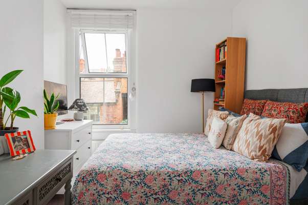 Flat Temple Street in Greater London