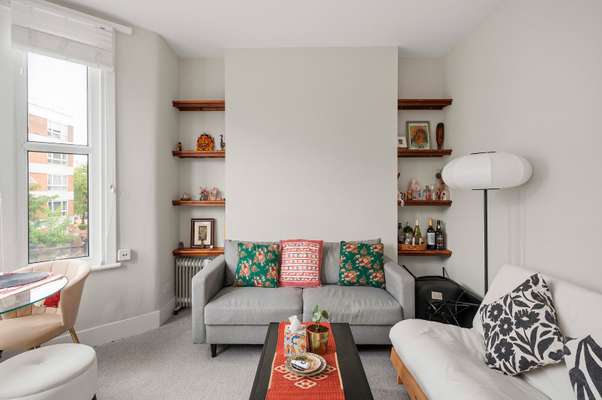 Flat Temple Street in Greater London