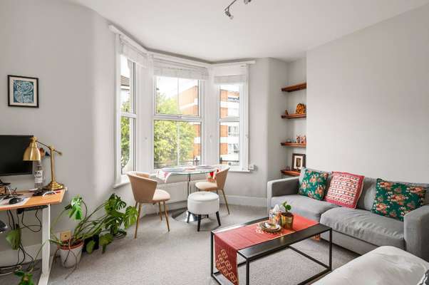 Flat Temple Street in Greater London