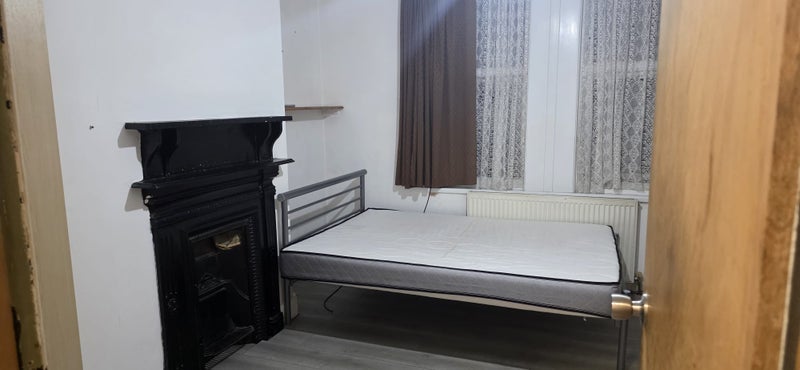 Room Hawtrey Close in Slough