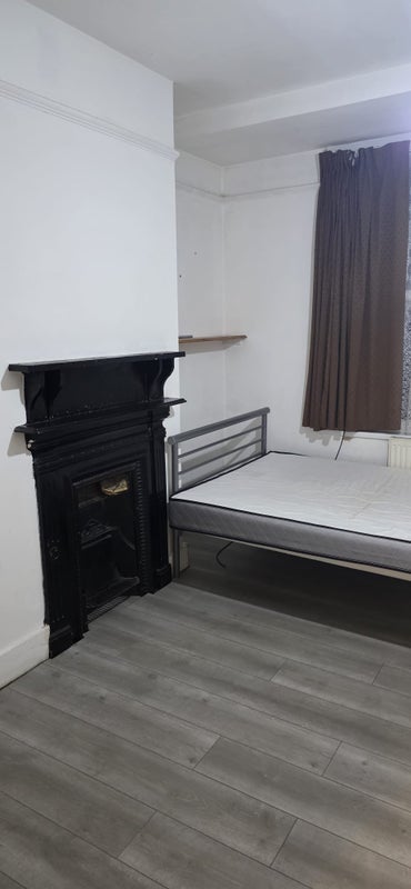 Room Hawtrey Close in Slough