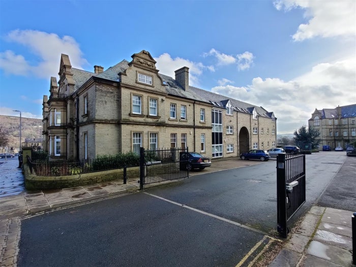 Flat Clare Hall Lane in Calderdale
