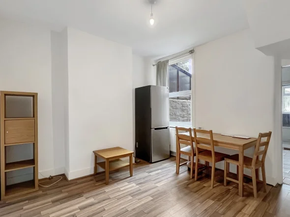 Flat Meath Road in Greater London