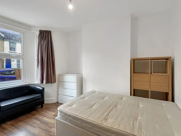 Flat Meath Road in Greater London