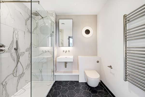 Flat Carnwath Road in Greater London