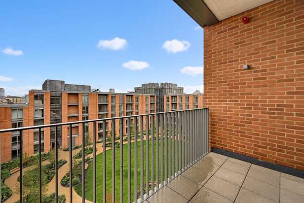 Flat Carnwath Road in Greater London