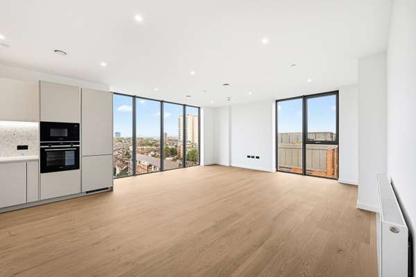Flat Carnwath Road in Greater London