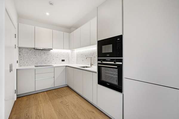 Flat Carnwath Road in Greater London