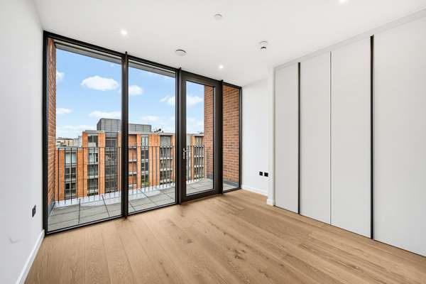 Flat Carnwath Road in Greater London