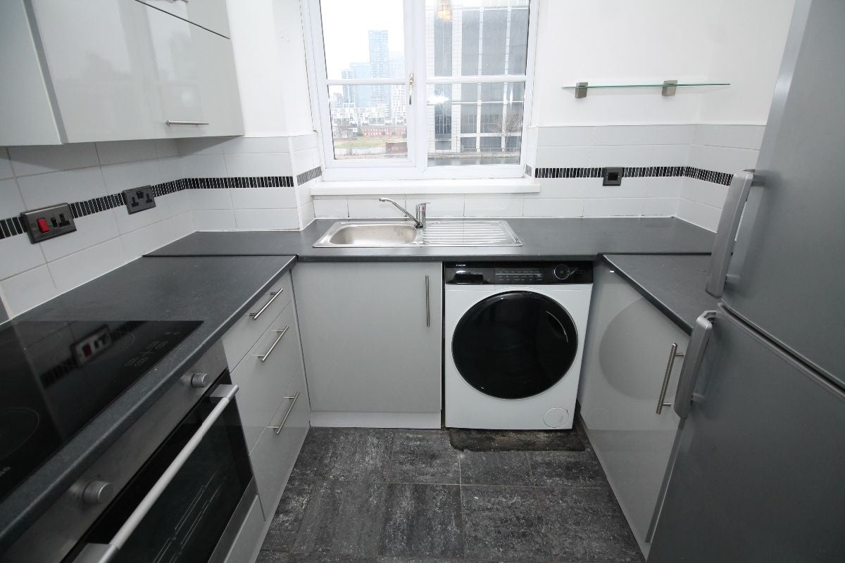 Flat Wheat Sheaf Close in Greater London