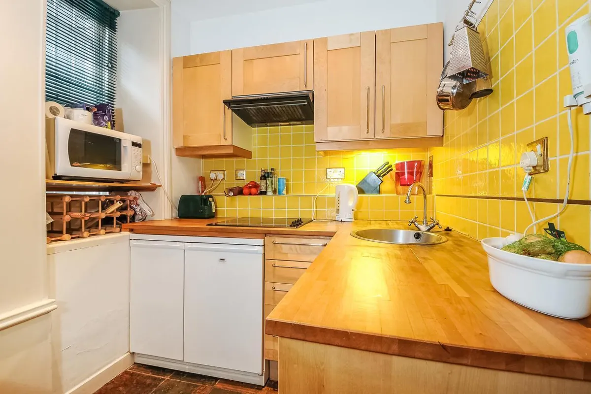 Flat Bedford Avenue in Greater London