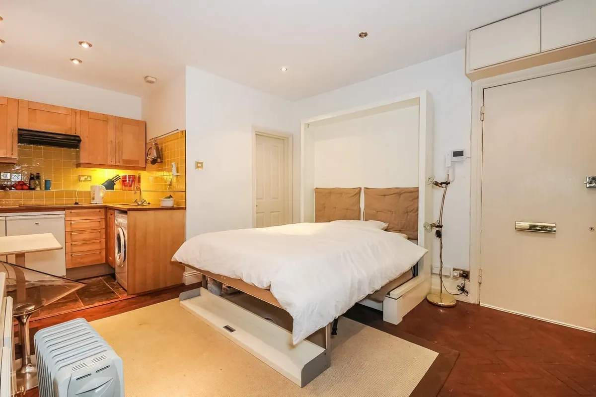 Flat Bedford Avenue in Greater London
