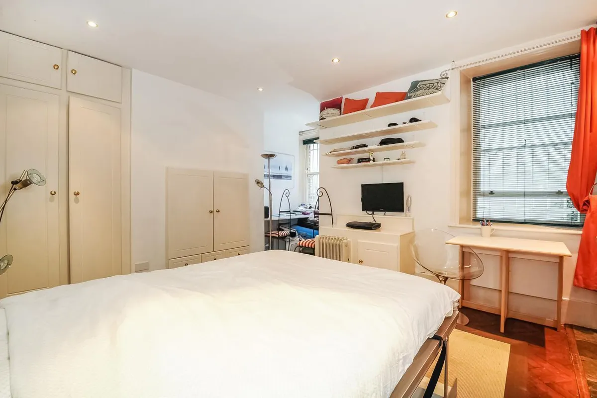 Flat Bedford Avenue in Greater London