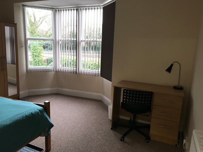 Room Kirby Road in Leicester