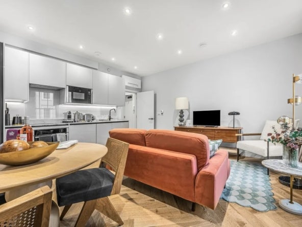 Flat Windmill Street in Greater London