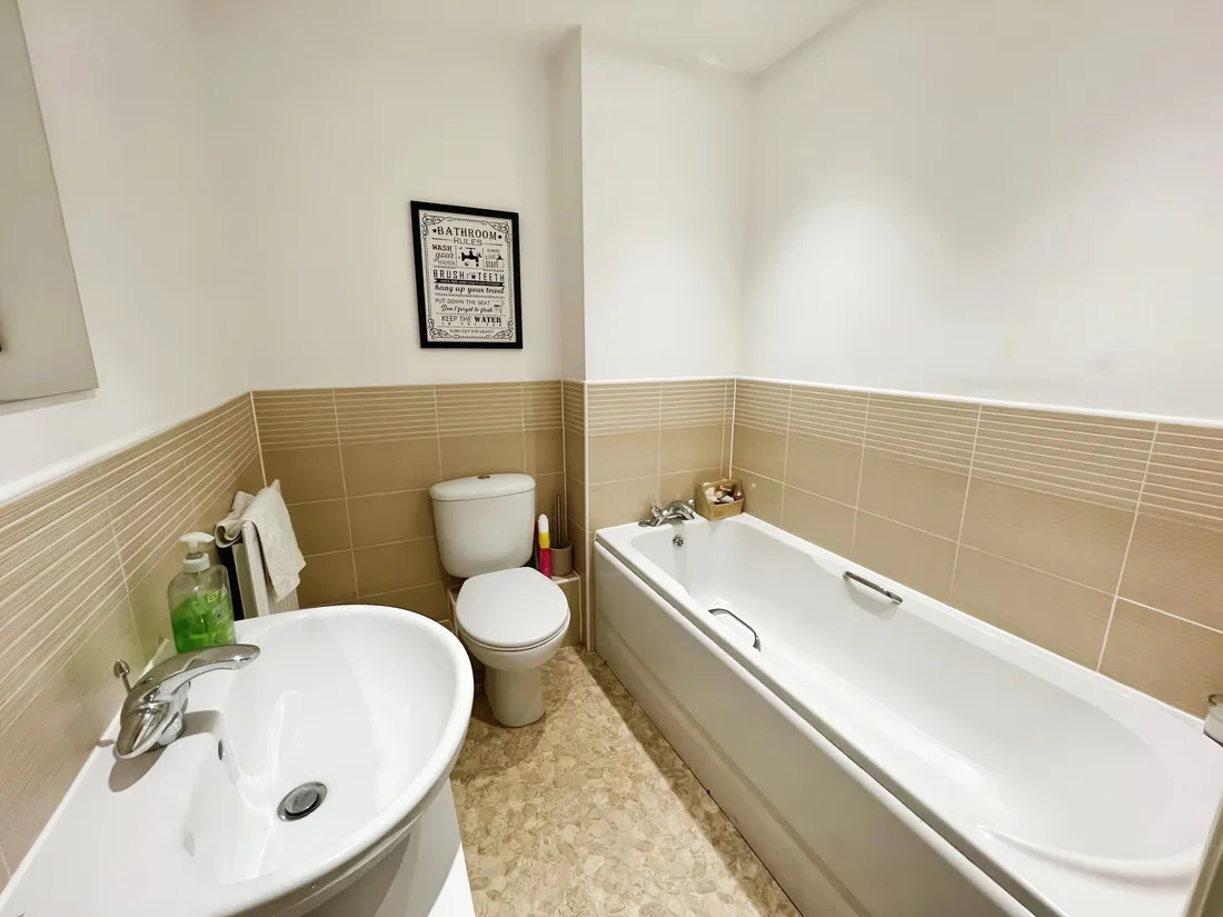 Flat Ffordd James McGhan in Cardiff