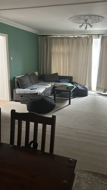 Room Valley Road in Greater London