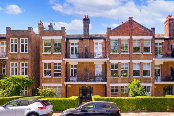 Flat Bishop's Park Road in Greater London