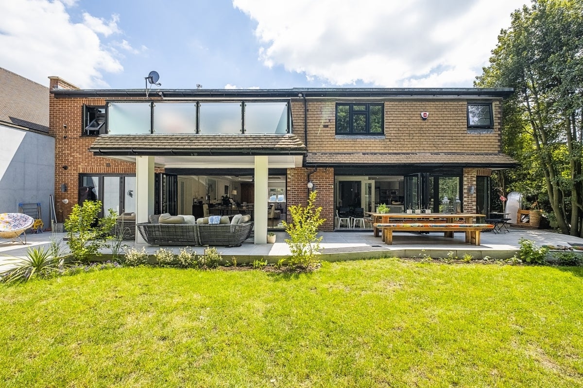 House Jerviston Gardens in Greater London