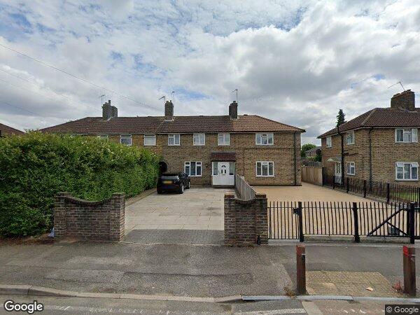 Flat Castle Avenue in Greater London