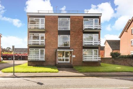 Flat St Johns Road in Greater London